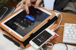 iPad一台とiPhone3台で遊ぶゲームを作ったチームもあったり。